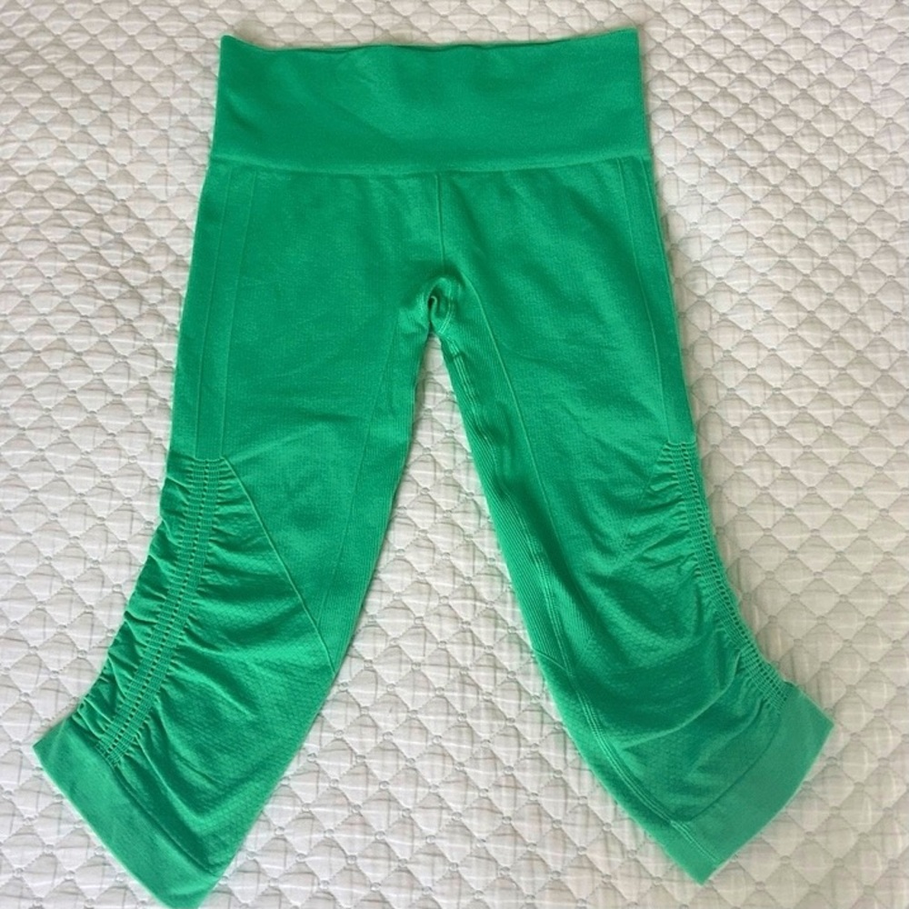 Lululemon Ebb & Flow Green Capri Crop Leggings
